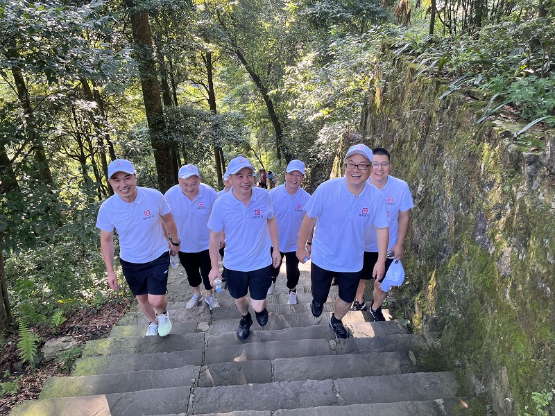 “联结合作，勇攀顶峰”登山团建活动圆满实现（登山）